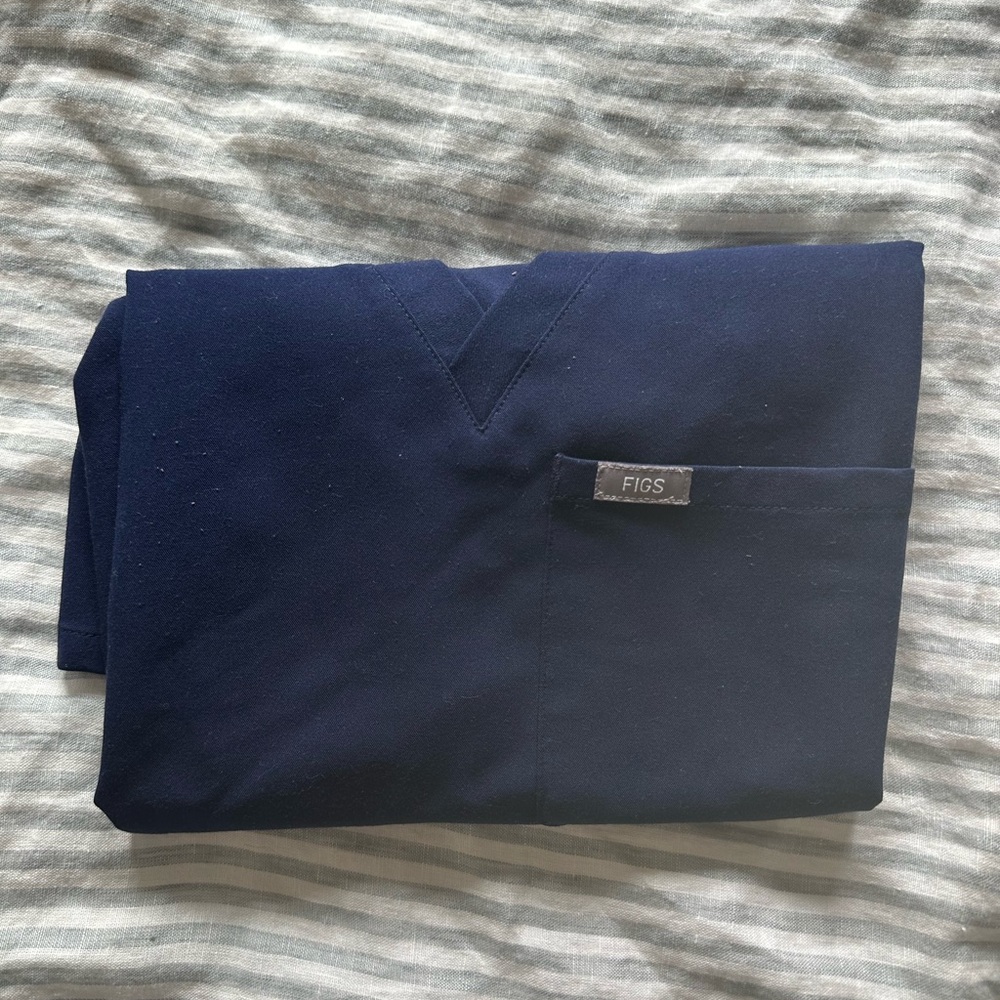 Figs catarina scrub top in navy